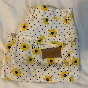Vintage Daisy print Wrangler shorts size 26/27